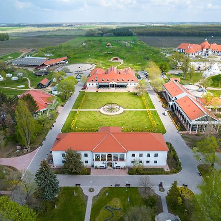 Hungarikum Hotel Lakitelek Экстерьер фото