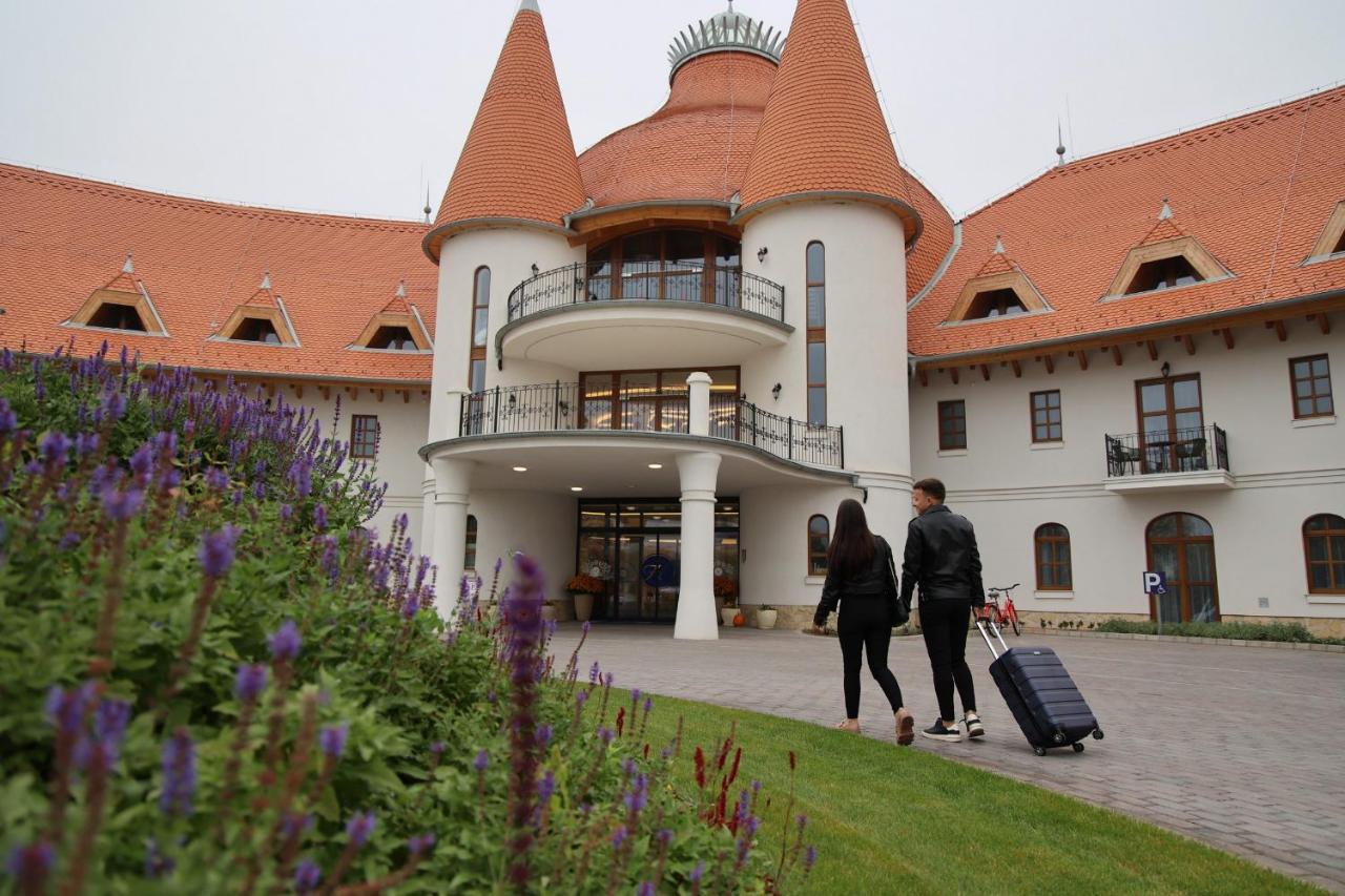 Hungarikum Hotel Lakitelek Экстерьер фото