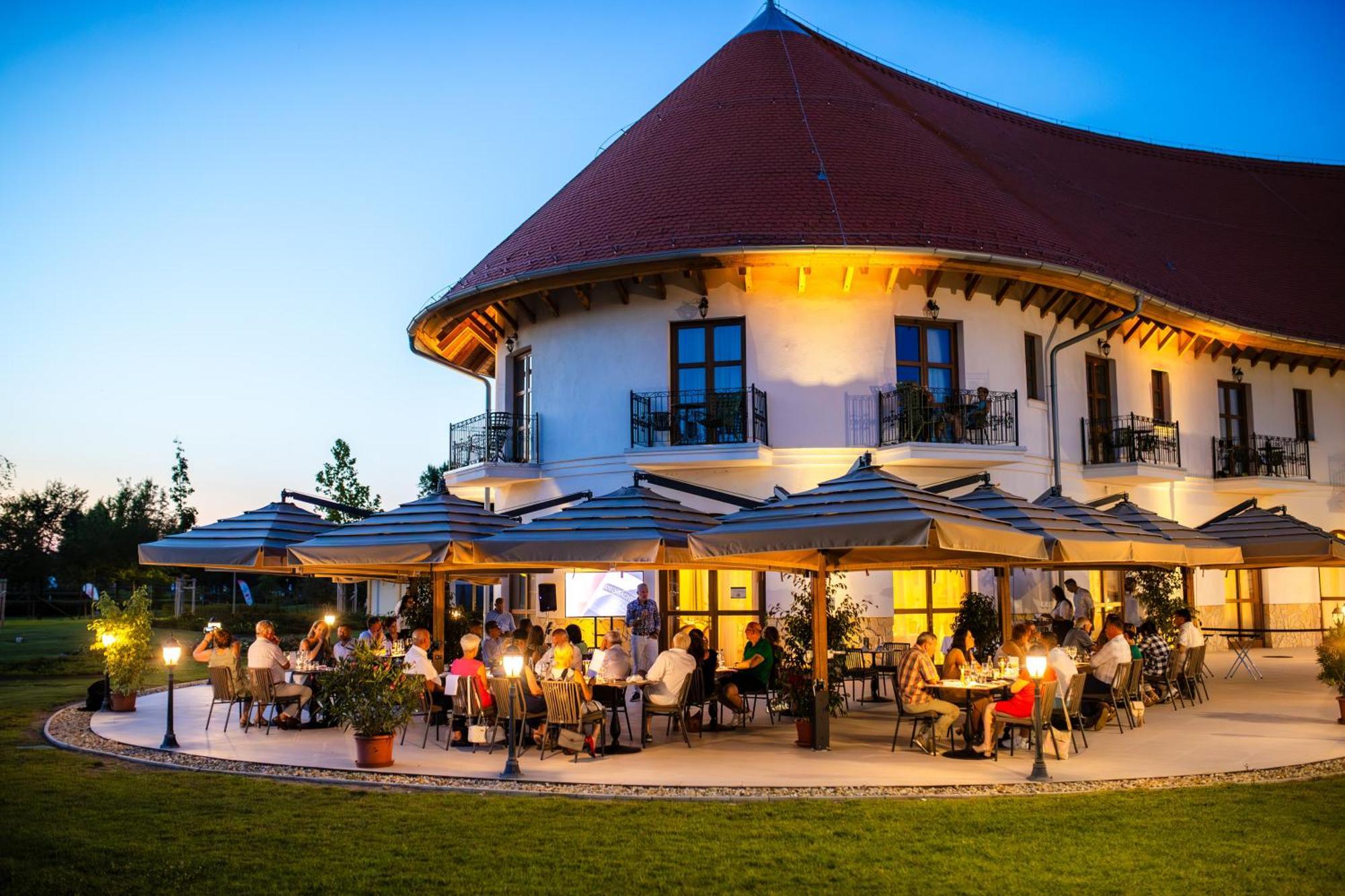 Hungarikum Hotel Lakitelek Экстерьер фото