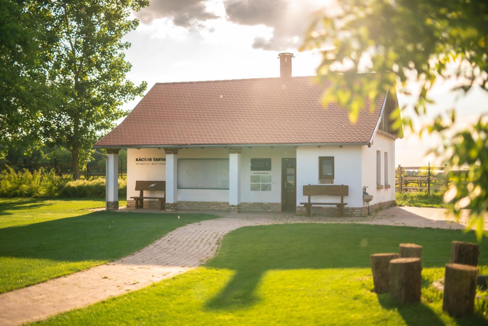 Hungarikum Hotel Lakitelek Экстерьер фото