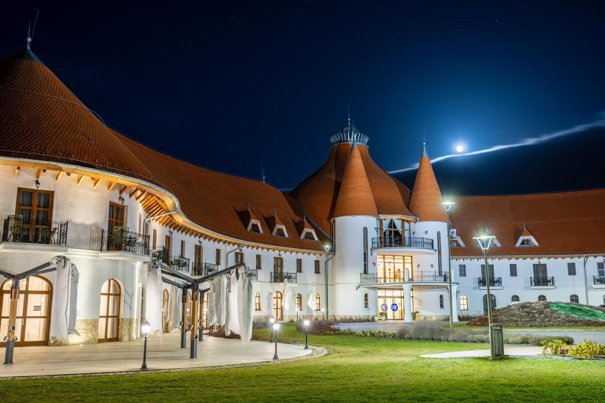 Hungarikum Hotel Lakitelek Экстерьер фото