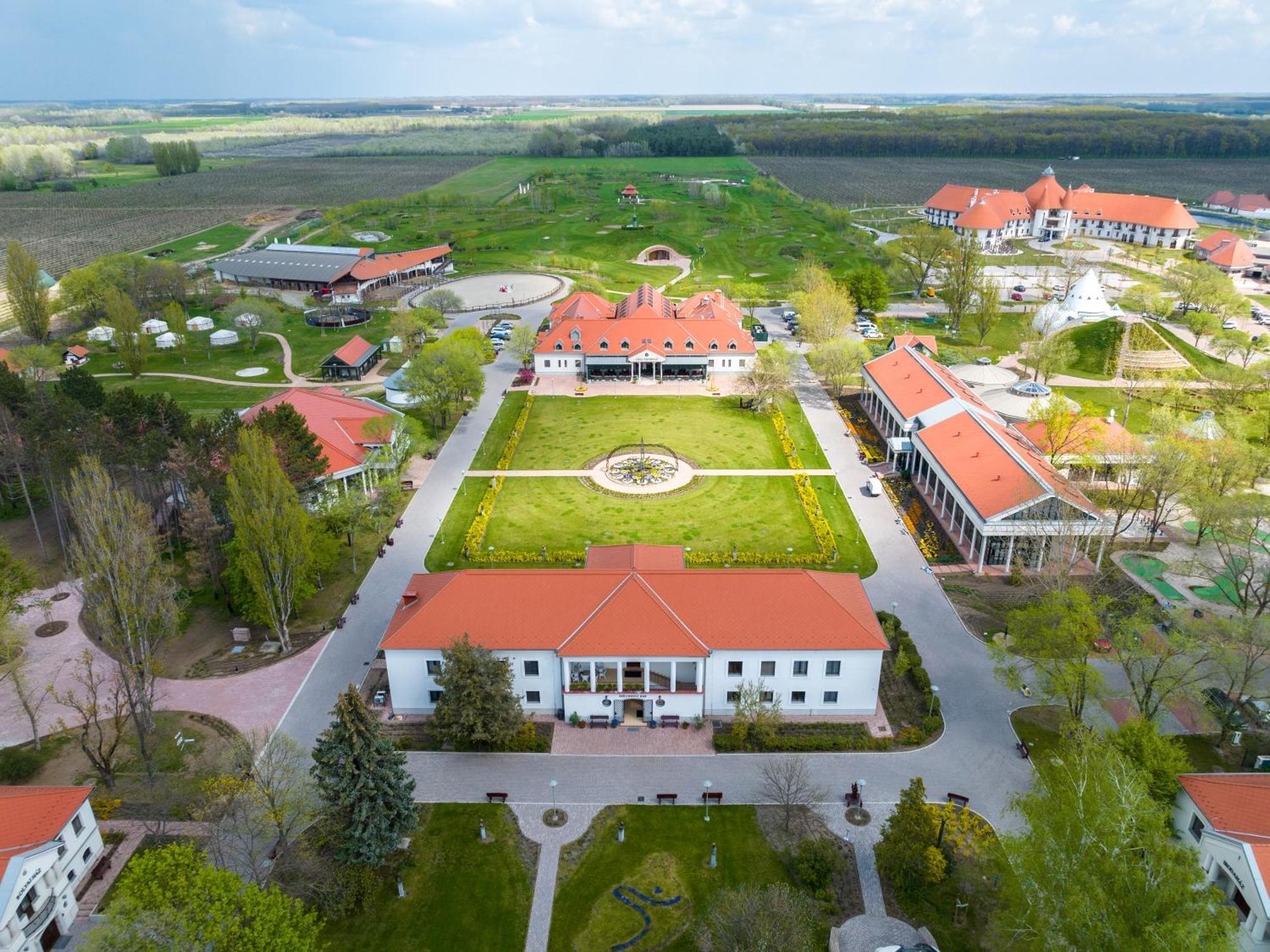 Hungarikum Hotel Lakitelek Экстерьер фото